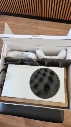 Xbox series S + 2 controles + Headset JbL + baterias para os controles 