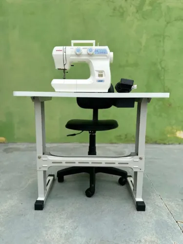 Máquina de costura + Mesa + Cadeira