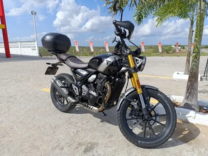 Triumph Scrambler 400X com acessórios 