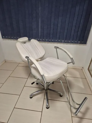 Cadeira de salão reclináveis para cabeleireira ou barbeiro.
