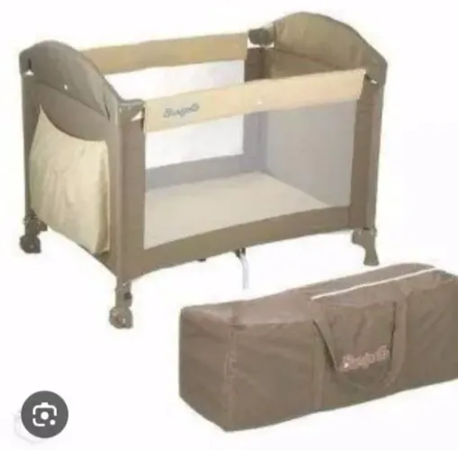 Berço desmontável. Com rodinha.