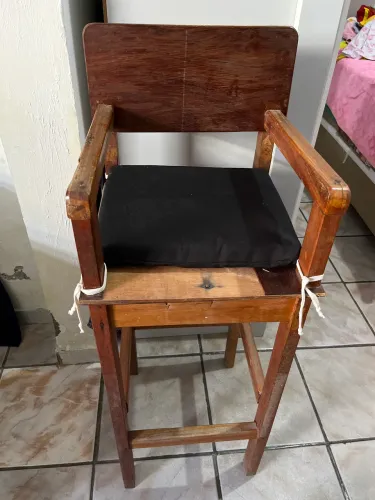 CADEIRA DE ALIMENTAÇÃO EM MADEIRA INFANTIL