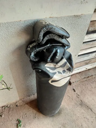 Saco de boxe e luvas