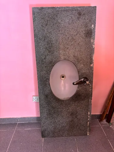 Pia de banheiro com bancada de granito mais torneira. 1,30mt x 55cm