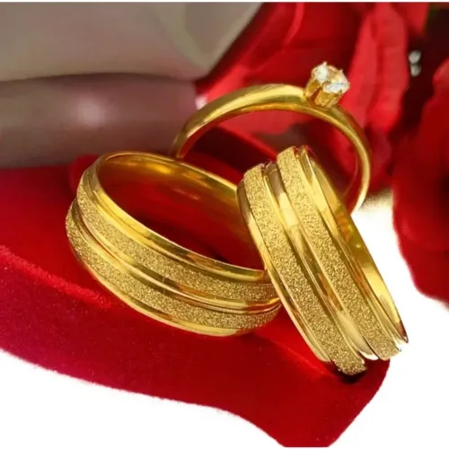 Par de Alianças Diamantadas com Friso Central Banho Ouro 18K +Solitário+Caixinha;Namoro
