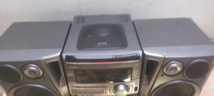 VENDO SOM AIWA MODELO S94 FUNCIONANDO PERFEITAMENTE AS CAIXAS SAIDA AUXILIAR PRA CELULAR