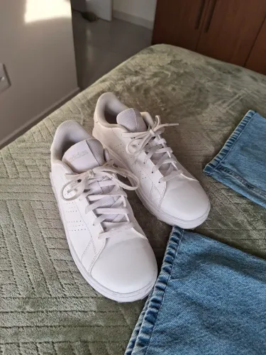 Tênis Adidas casual feminino todo em couro