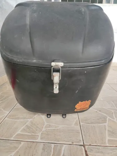 Baú 90 litros resiplastic em perfeito estado mais informações: *