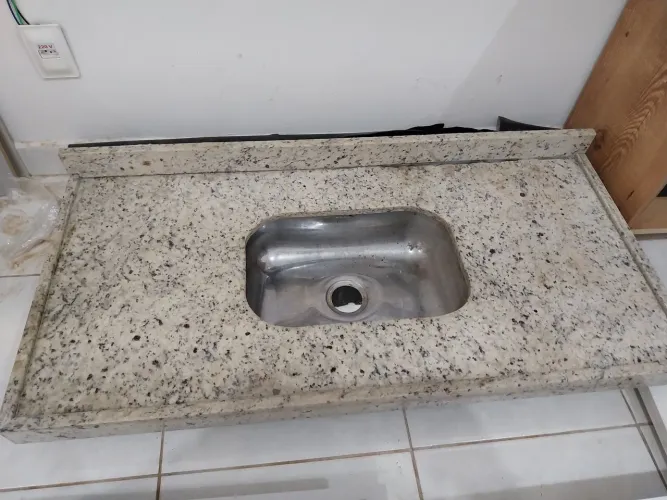 Pia de granito branco 1200x600 com cuba inox 460x290x130 usado em Bom estado