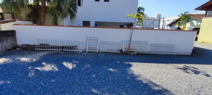 Cerca de alumínio com portão 