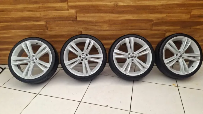 Jogo de Rodas Aro 20 + Pneus 225/35 R20 - Furação 5×100