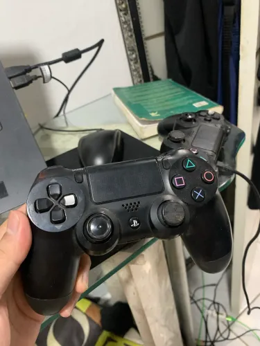 2 controles de PS4 com 2 cabos de 5 metros