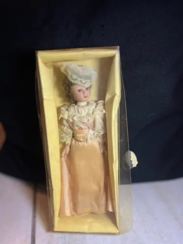 Boneca Dama de Época - porcelana