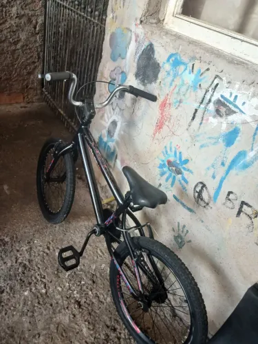 Uma bicicleta de criança preta