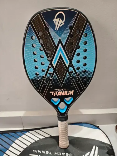 Raquete de Beach Tênis. Marca Total Beach Tênis, modelo Total Titâtinum. Semi nova