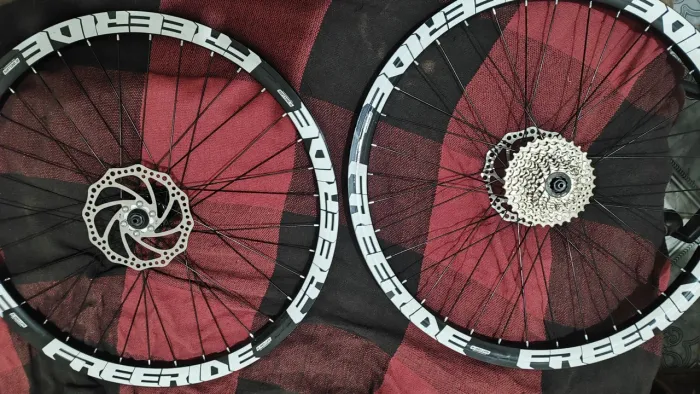 Rodagens de bicicleta aro 26 FREERIDE, kassete catraca no lugar 