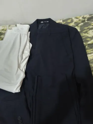 Vendo terno original da zara, está novo, foi usado uma vez,. faço preço, veio de Portugal 