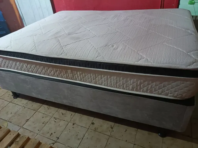 Conjunto de base+colchão de casal com molas ensacadas... Colchão já tá higienizado 