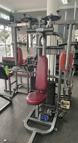 Peck deck naka gym