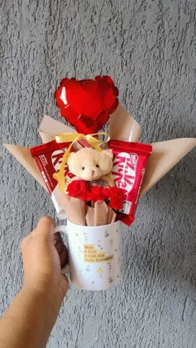 Buquê na caneca com chocolate,flores artificiais e um ursinho de pelúcia
