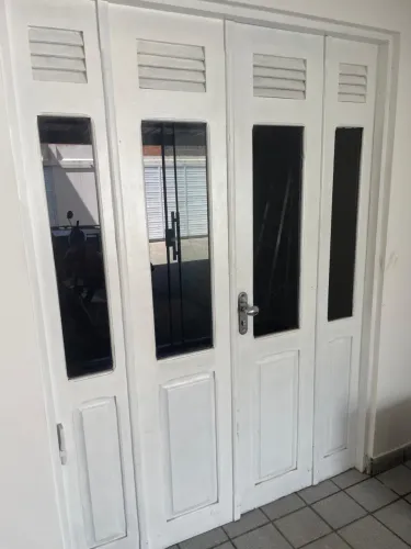 Portas de madeiras mais janelão