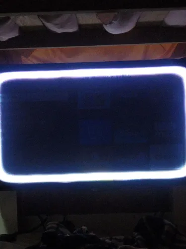 TV LED 32 AOC com bordas na tela 