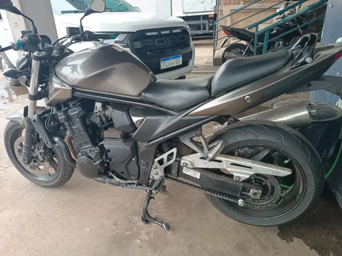 Moto muito nova 2 pneus novos pastilha nova óleo filtro novo moto top muito forte
