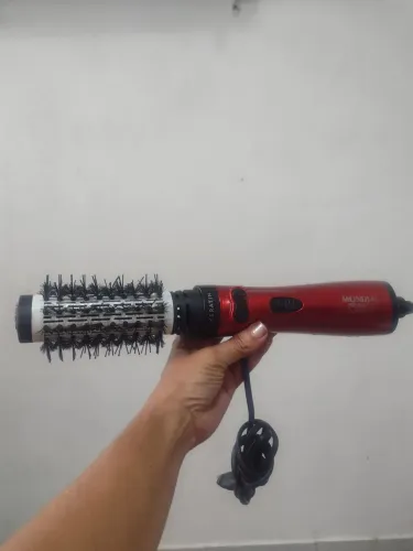 Vendo escova para secar o cabelo e alisar enquanto seca.