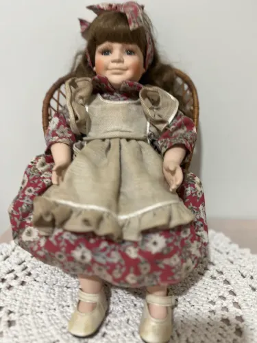 Boneca de porcelana antiga