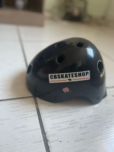 Um capacete para skate ou esportes com perigo