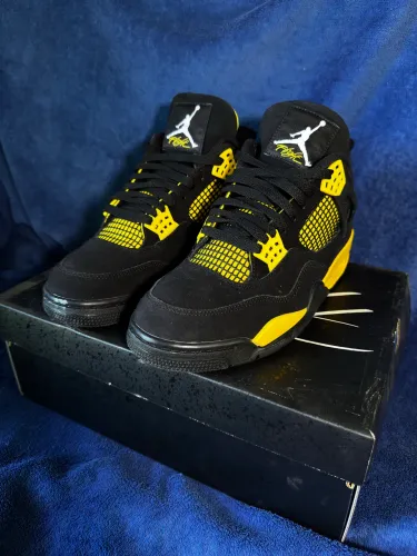 Air Jordan 4 THUNDER