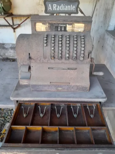 Máquina registradora antiga marca A Radiante, uma raridade