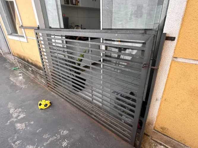 Vende-se Portão e grade semi novos