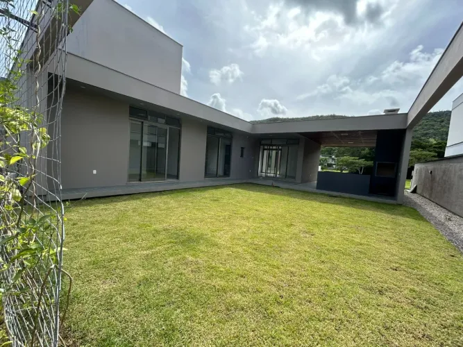 Casa em condomínio de 2 dormitórios no Ratones