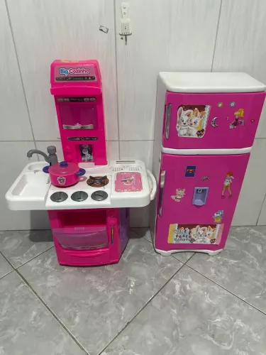 Geladeira e fogao de brinquedo