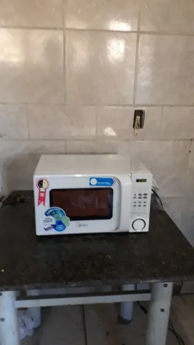 Microondas Mídea 20 litros funcionando perfeitamente.
