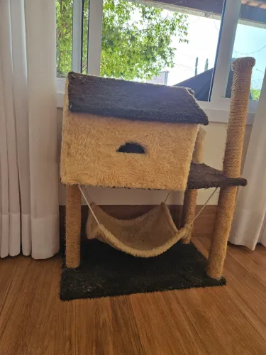 Casa para gatos em ótimo estado, muito linda!