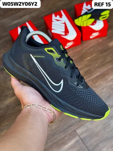 Tênis esportivo preto Nike mega confortável 