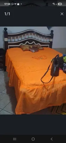 Cama de madeira rústica