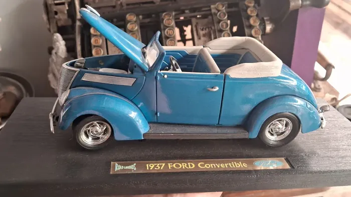 Carrinho brinquedo Ford Conversível de 1937 escala 1/18