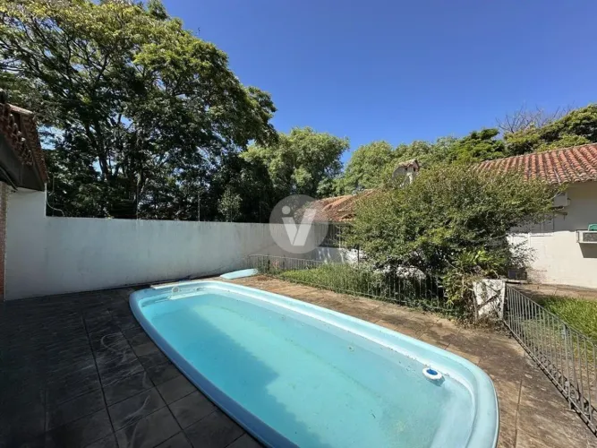 Casa à venda ou locação, 4 dormitórios e 3 vagas, no Pq. Santa Lucia em Camobi.