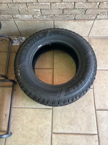Pneu Hilux novo