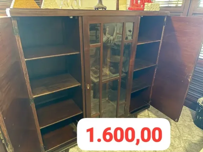 Cristaleira Antiga de Madeira com Portas de Vidro 