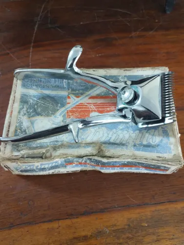 Antiga máquina manual de cortar cabelo Alemã 