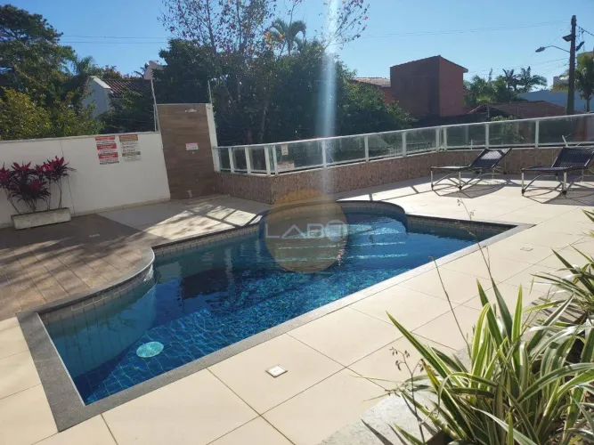 Apartamento 2 dormitórios sendo 1 suíte com vista mar e vista livre a 250 metros da praia.