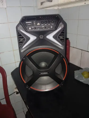 Caixinha de som mundial 500w muito alta semi nova pouco dias de uso 500 Reais
