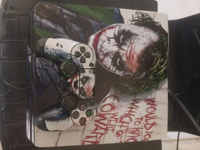 Play 4 , pra sair logo , excelente estado de conservação.