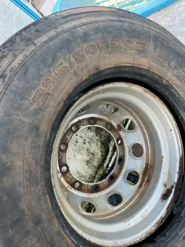 Vendo dois pneus para caminhão