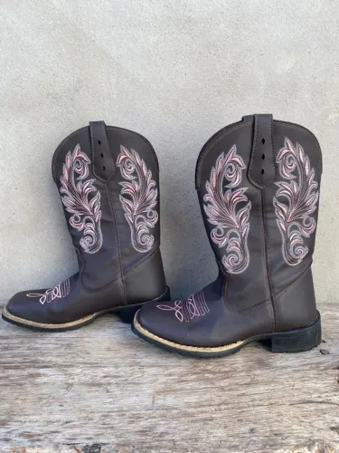 Vendo bota feminina country Nova Tamanho 37