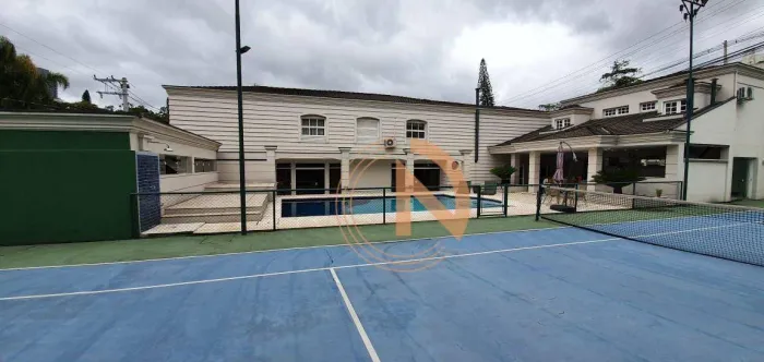 Casa de alto padrão na Vila Madalena com 6 suites, piscina e quadra de tênis.